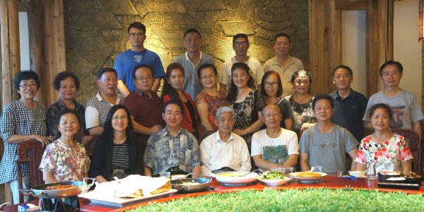 張朝暉先生在貴州排練後與何霞輝先生、石恩一先生
及文華的幹事合照